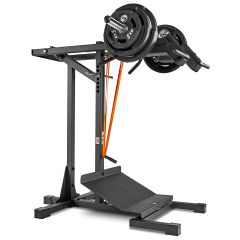 Ansicht mit optional erhältlichem Trainingsequipment. ATX® Kniebeugemaschine SQM-600 - Die Lever Arm Squat Calve Machine SQM-600 ermöglicht drei fundamentale Übungen an einem Gerät:
Kniebeugen, Wadenheben – stehend, Frontdrücken / Viking Press
